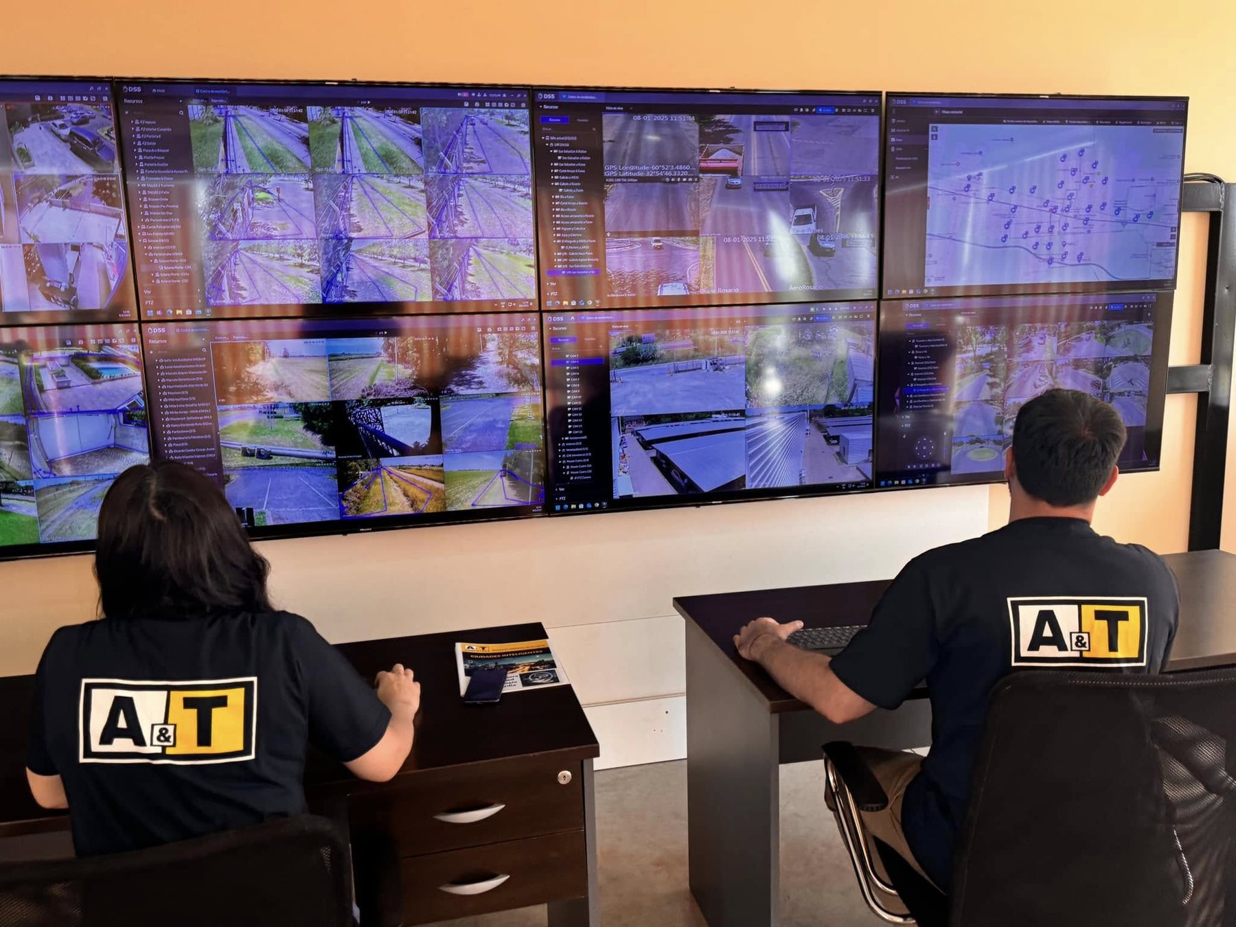 Sala de monitoreo de AyT Computers con operadores