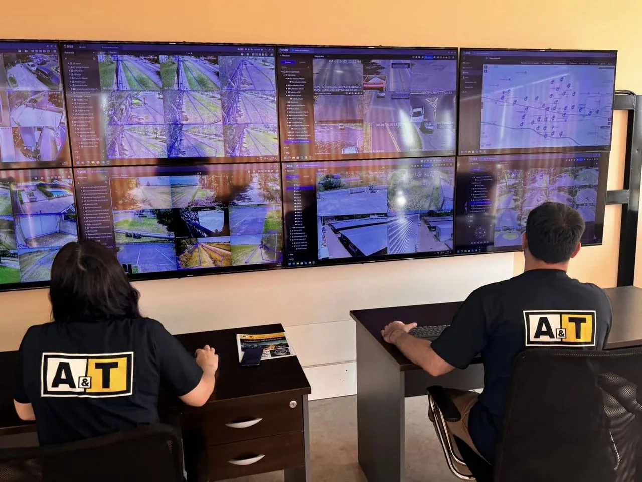 Sala de monitoreo de AyT Computers con operadores