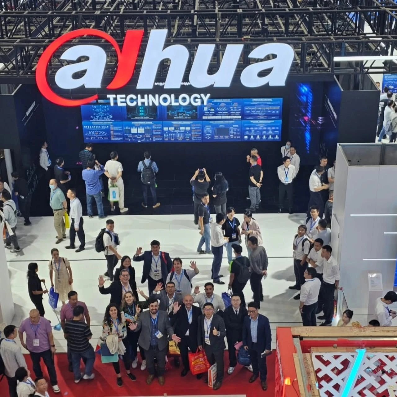 Delegación A&T en el stand de Dahua