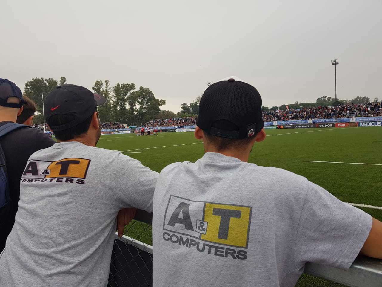 Equipo de AyT Computers con sus remeras