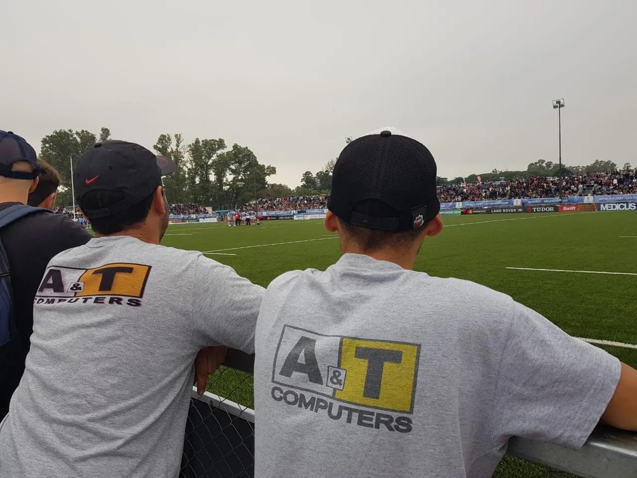 Equipo de AyT Computers con sus remeras